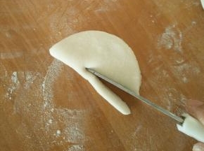 在对折二分之一处，切一刀，如图所示。