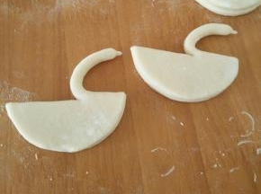 把切开的面团往上弯曲，捏出嘴巴。