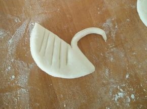 用刀在背上压出痕迹。