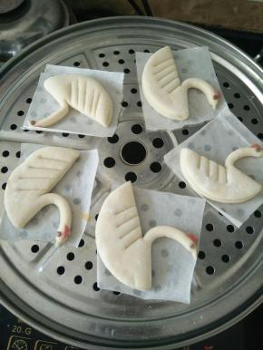 依次做完后再饧半个小时左右，上锅蒸12分钟，焖三分钟。