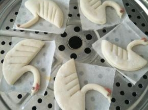 依次做完后再饧半个小时左右，上锅蒸12分钟，焖三分钟。