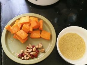 南瓜切成小块，红枣去核切小块，小米淘洗干净。