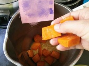 把小米放入豆浆机，接着放入南瓜。