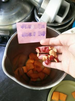 放入红枣和冰糖。