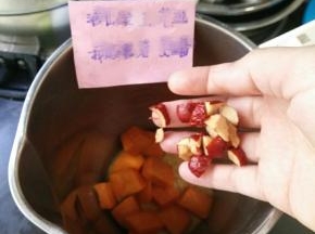 放入红枣和冰糖。