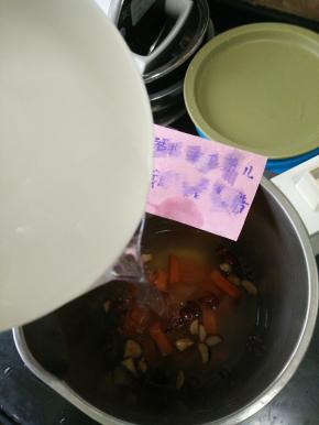 加入清水至1000毫升水位线。
