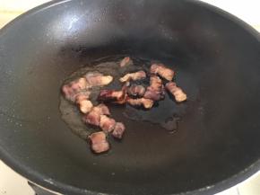 锅里放入油，热后加入酱肉煸炒