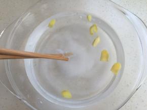 加入姜片继续搅到完全融化