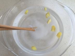 加入姜片继续搅到完全融化