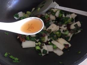 加黄酒，盐，适量水。