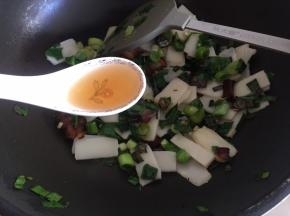 加黄酒，盐，适量水。