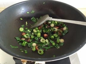 然后放入大蒜翻炒几分钟（大蒜熟一点）