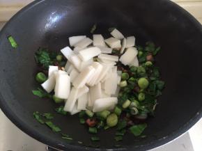 放入年糕片翻匀