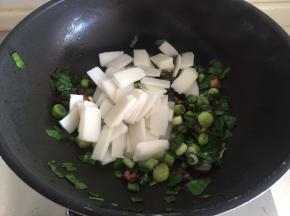 放入年糕片翻匀