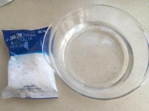 准备500克纯净水和海盐