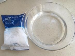 准备500克纯净水和海盐