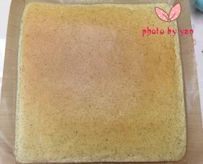 放入预热好的烤箱，165度烤23分钟。出炉立即提着油布移到晾网上晾凉； 