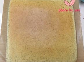 放入预热好的烤箱，165度烤23分钟。出炉立即提着油布移到晾网上晾凉； 