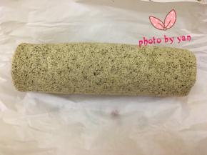 用擀面杖卷住油纸，顺势往上推，卷起来，两边跟拧糖一样拧起来。定型半小时再切块食用。