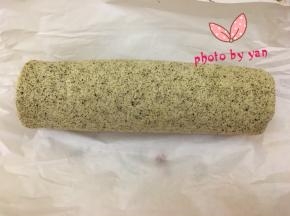 用擀面杖卷住油纸，顺势往上推，卷起来，两边跟拧糖一样拧起来。定型半小时再切块食用。