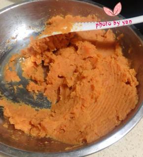 红薯蒸熟后压成泥，加入适量糖粉拌匀即可。如果红薯太干就加点牛奶，太湿就放锅里炒至水分收干；