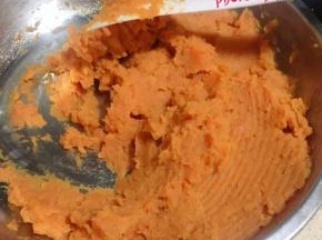 红薯蒸熟后压成泥，加入适量糖粉拌匀即可。如果红薯太干就加点牛奶，太湿就放锅里炒至水分收干；