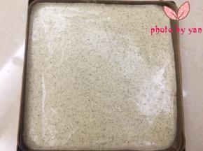 将面糊倒入烤盘里；