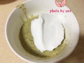 舀一大勺蛋白到蛋黄糊里；