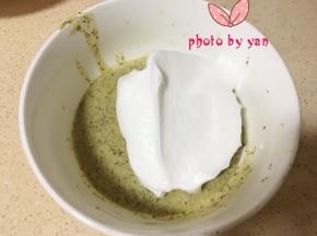 舀一大勺蛋白到蛋黄糊里；