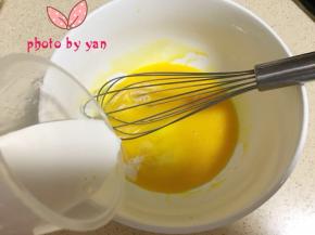 再加入牛奶搅匀；