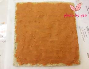 再翻面，抹上红薯泥。