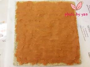 再翻面，抹上红薯泥。