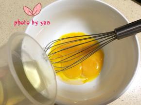 蛋黄+玉米油搅匀；