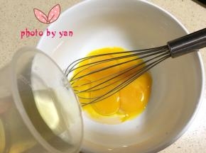 蛋黄+玉米油搅匀；