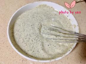 翻拌均匀后倒入蛋白盆里，再翻拌均匀；