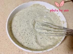 翻拌均匀后倒入蛋白盆里，再翻拌均匀；