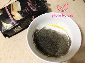 筛入低粉和黑芝麻粉；