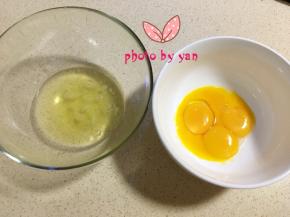 四个鸡蛋分离蛋黄蛋清至无油无水的盆里；