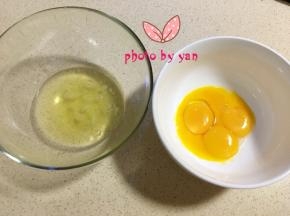 四个鸡蛋分离蛋黄蛋清至无油无水的盆里；