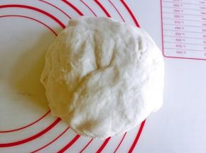 面团拿出来，分成两份