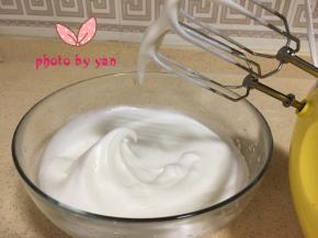 蛋清+糖打发至提起打蛋头有长弯钩即可；