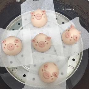 所有面团都做好后，放入蒸锅进行发酵，锅中放入3厘米高的水位，发酵至轻按面团时，面团慢慢弹起来的状态，就可以开始蒸了