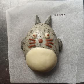 再用白色的面团揉出眼白的部分，可可面团揉成线，用牙签辅助粘出胡须的样子