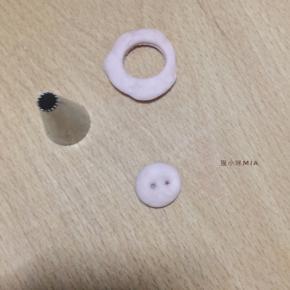 稍微调整一下，用筷子压出鼻孔的样子