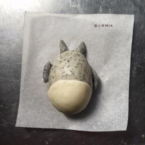 两只耳朵一共1克，揉成两头尖的圆柱形状，用刮刀切成两半，沾点牛奶，做出耳朵的样子，两只手臂一共2克，揉成圆形再切成两半，也沾点牛奶，做出手臂的样子