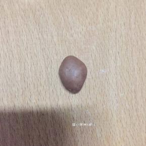 最后是猪的眼睛的部分，剩余的面团加些许可可粉，揉成棕色