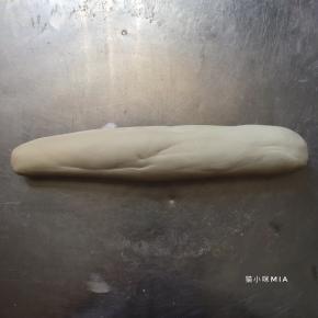 排气搓成长条，分出188克，加入黑芝麻粉，揉成黑芝麻面团