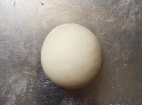 将主材料混合，10分钟内揉出一个光滑略有粘性的面团