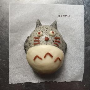 如图做出小细节，如果有色素笔的话，也可以等面包蒸好后，出锅再用色素笔画出来