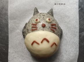 如图做出小细节，如果有色素笔的话，也可以等面包蒸好后，出锅再用色素笔画出来